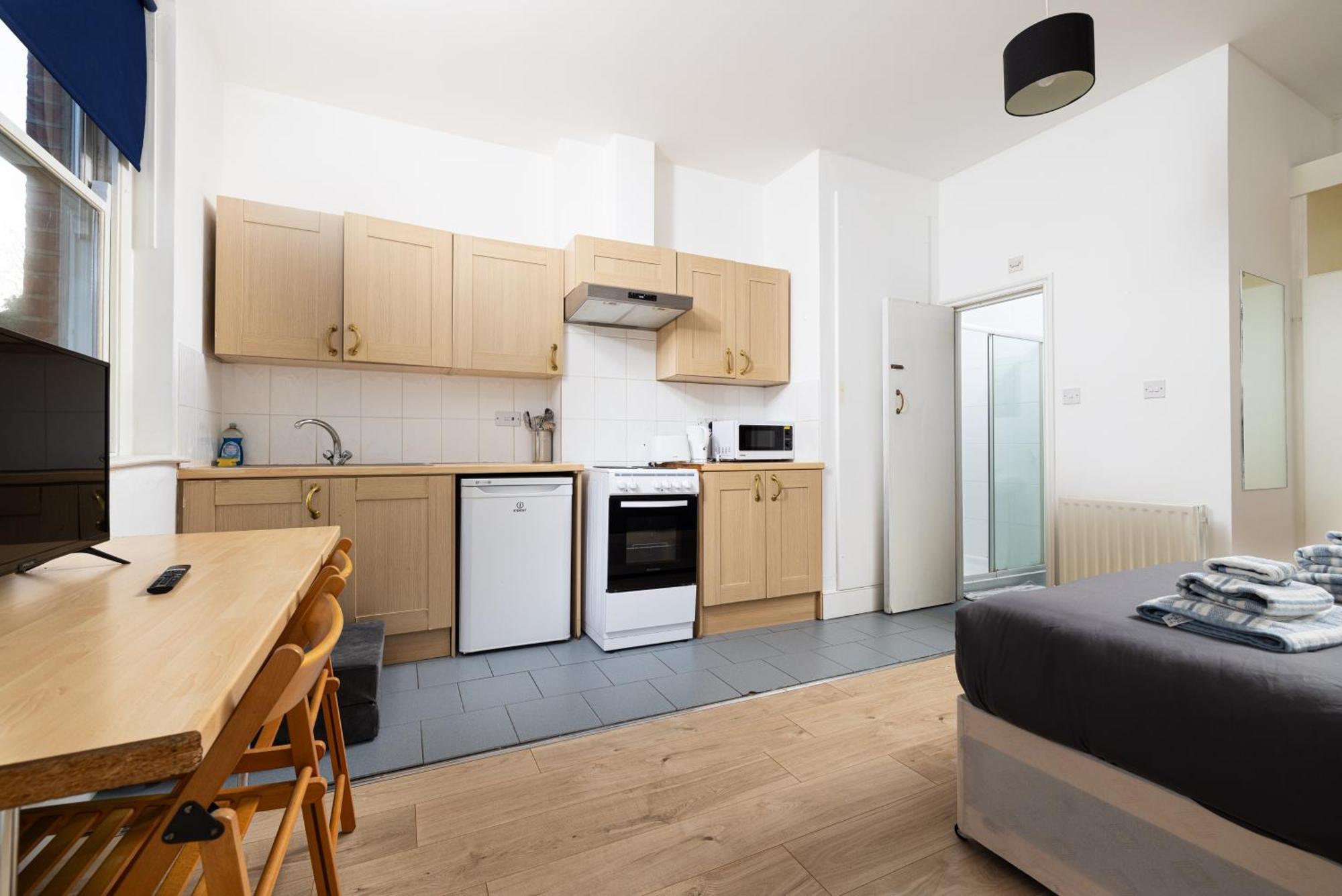 Large On Finchley Road 10 Londen